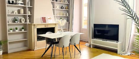Appartement panoramique | Aire de séjour | Téléviseur à écran plat, foyer