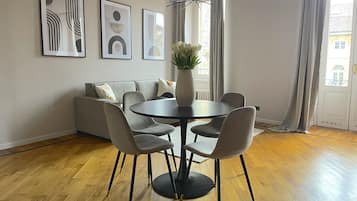 Appartement Panoramique | Coin séjour | Télévision à écran plat, cheminée