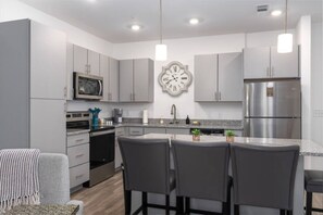 Fridge, microwave, oven, stovetop - Stylish Stay Off I-65 • Pets Welcome! (Pelham)