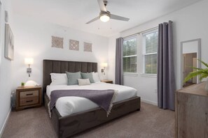 1 habitación, escritorio, tabla de planchar con plancha y cuna de viaje