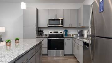 Réfrigérateur, micro-ondes, four, plaque de cuisson