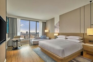 Suite, 1 habitación, vistas a la ciudad | Caja fuerte, escritorio, cortinas opacas y tabla de planchar con plancha