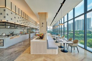 Frühstück, Mittagessen, Abendessen, lokale und internationale Küche