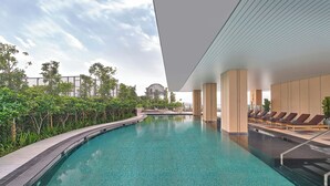 Piscina interior moderna con una vista despejada del cielo y follaje circundante.