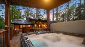 Un jacuzzi con un muelle de madera y un edificio al fondo.