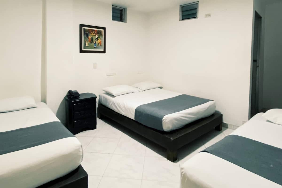 Quarto quádruplo standard | Roupas de cama antialérgicas, Wi-Fi de cortesia