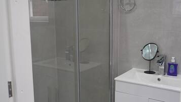 Apartment | Bathroom | Shower, hair dryer, towels