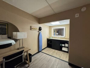 Kamer, 2 queensize bedden, niet-roken | Individueel gedecoreerd, individueel gemeubileerd, een bureau