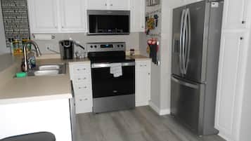 冰箱、微波炉、烤箱、洗碗机