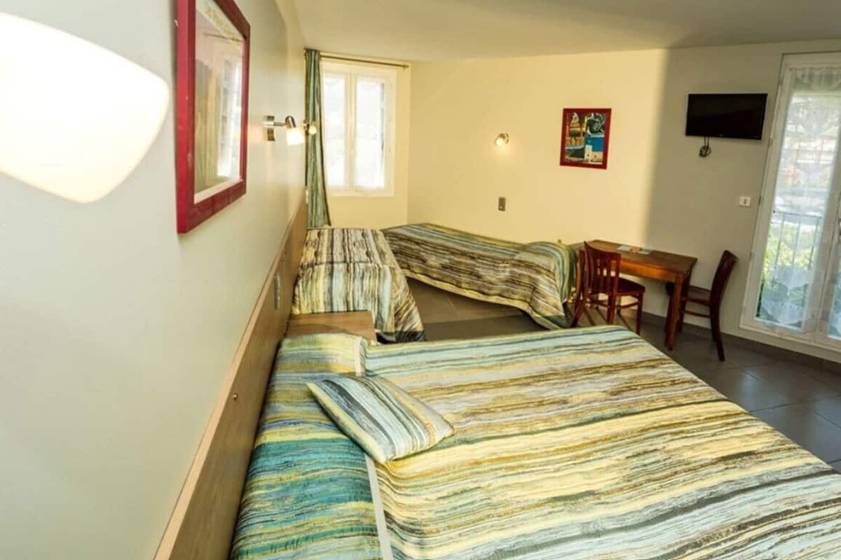 Quarto família | Escrivaninha, quartos à prova de som, Wi-Fi de cortesia, roupa de cama