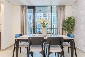 Dining - 3 Bedroom Lake View Apartment (Jumeirah Lake Towers)