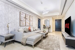 Smart TV - 3 Bedroom Lake View Apartment (Jumeirah Lake Towers)