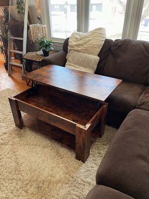 TV connectée, cheminée, livres