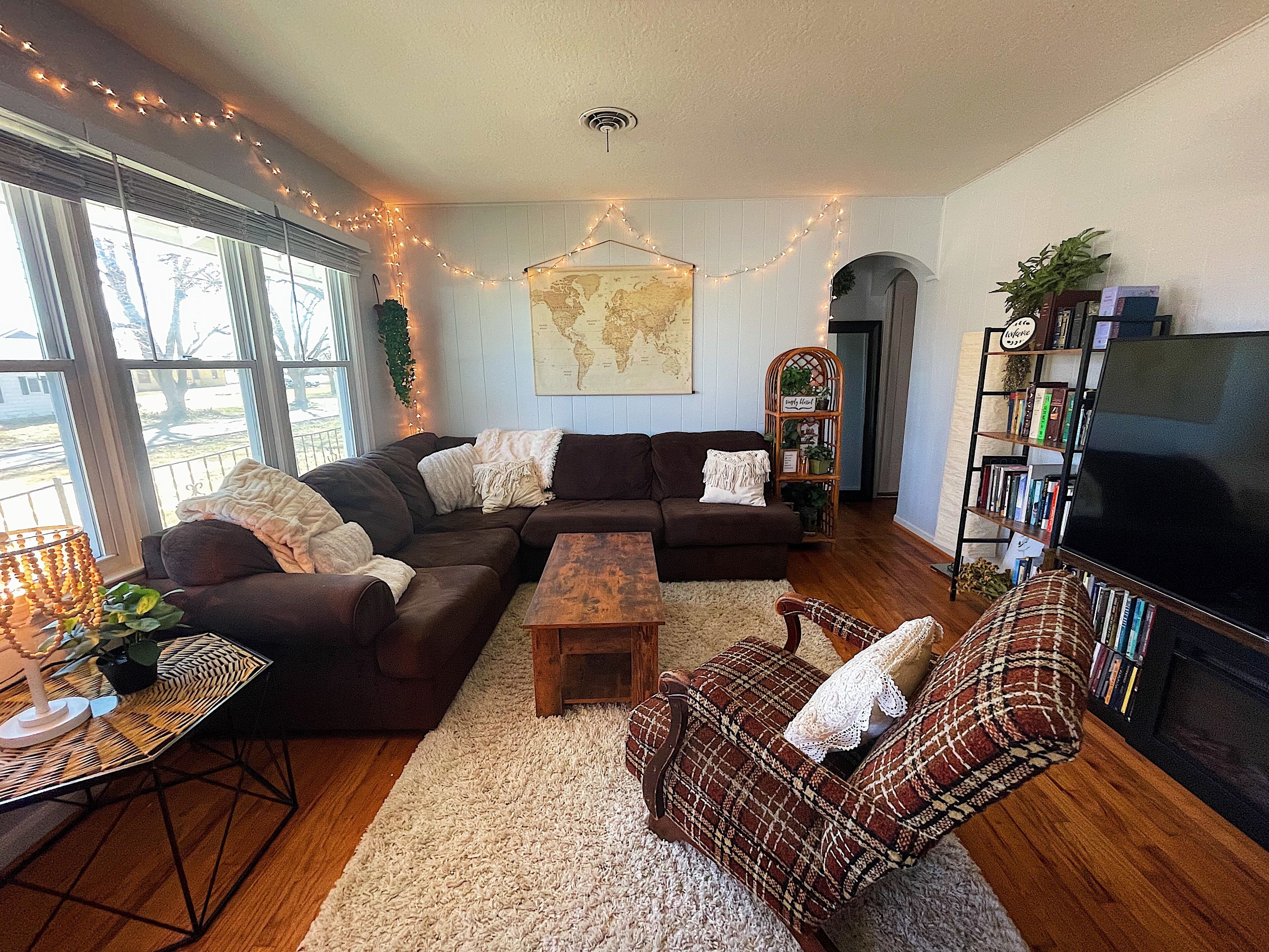 Una Smart TV, una chimenea, libros