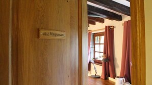 En trædør med et skilt, hvor der står "Maupasant".