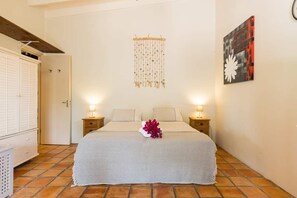1 habitación, tabla de planchar con plancha, wifi gratis y ropa de cama 