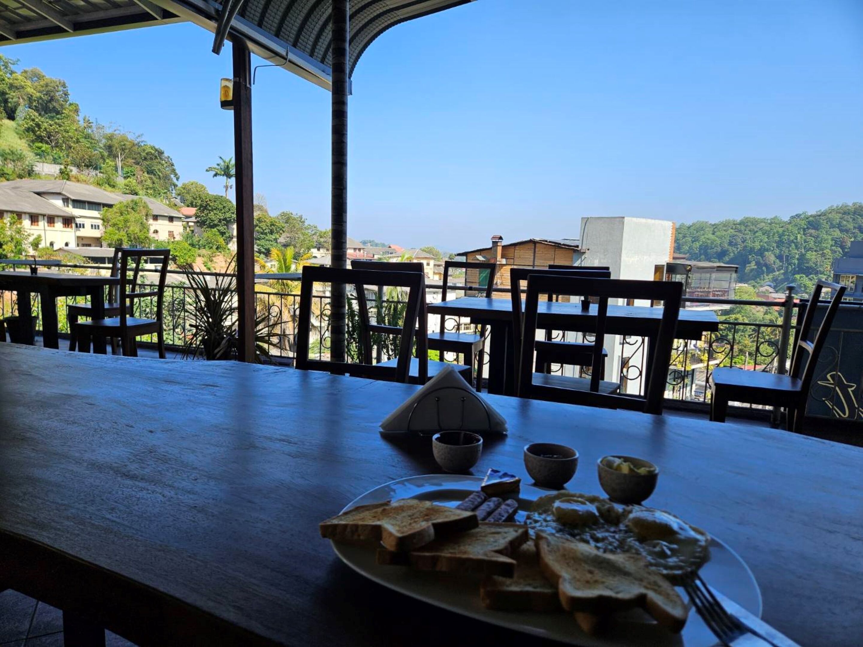 Daily cooked-to-order breakfast (LKR 1500 per person)