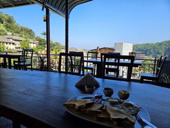 朝食 (オーダー形�式)、毎日提供 (1 名様 1500 LKR)