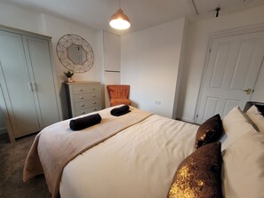 2 bedrooms, iron/ironing board, WiFi, bed sheets