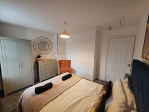 2 habitaciones, tabla de planchar con plancha, wifi y ropa de cama 