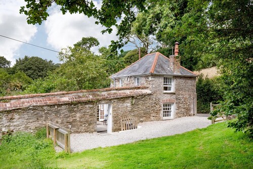 Lavender Cottage -  a cottage that sleeps 2 guests  in 1 bedroom