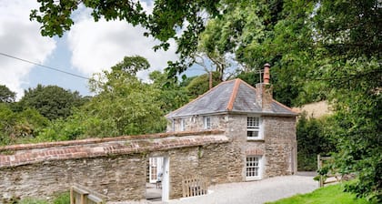 Lavender Cottage - a cottage that sleeps 2 guests in 1 bedroom
