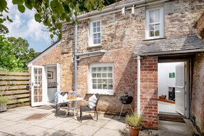 Outdoor dining - Lavender Cottage -  a cottage that sleeps 2 guests  in 1 bedroom (Portscatho)