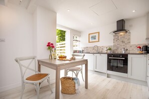 Een koelkast, een microgolfoven, een oven, een vaatwasser