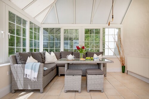 Meadow House -  a cottage that sleeps 6 guests  in 3 bedrooms