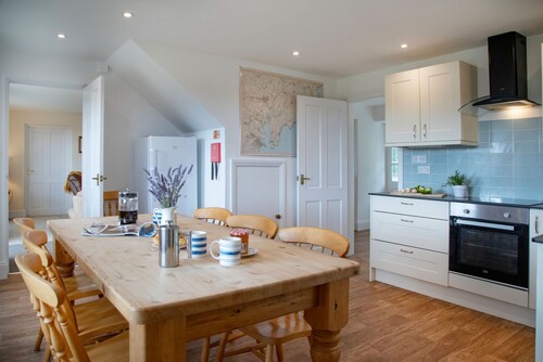 Meadow House -  a cottage that sleeps 6 guests  in 3 bedrooms