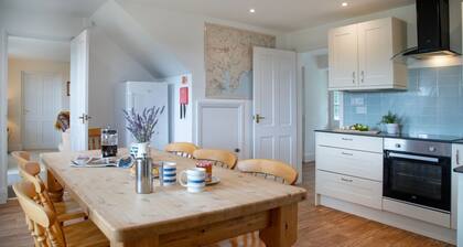 Meadow House - a cottage that sleeps 6 guests in 3 bedrooms