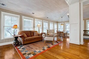 Una Smart TV, una chimenea