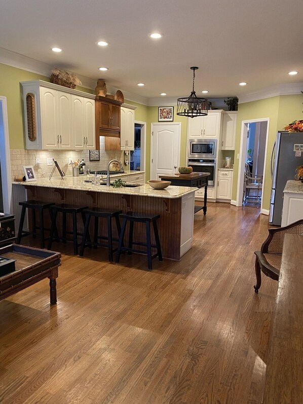 Kylskåp, mikrovågsugn, ugn och spishäll