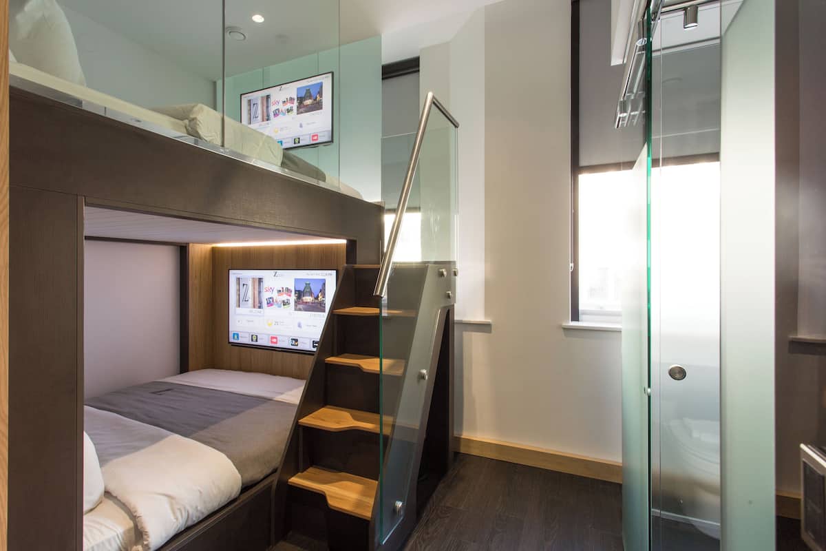 Queen Queen Room | Con arredamento individuale, una scrivania, postazione laptop
