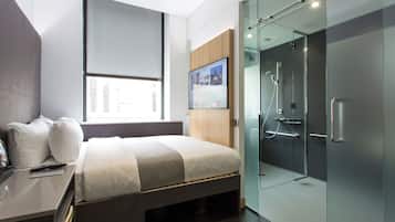 Queen Accessible Room | 布置獨特、書桌、筆電工作空間、隔音