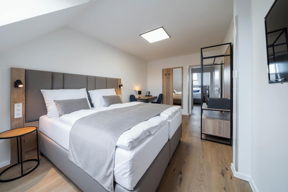 In-room safe, WiFi (free)