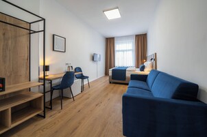 Quarto triplo, banheiro compartilhado | Cofres nos quartos, Wi-Fi de cortesia