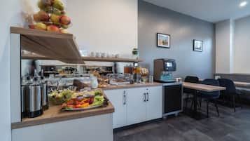 Petit déjeuner buffet (7 EUR par personne)