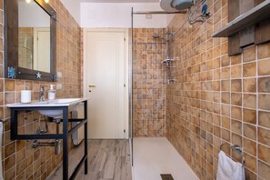 Dusche, Haartrockner, Bidet, Handtücher