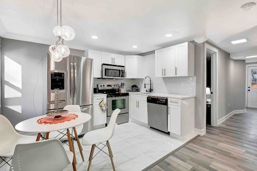 Superb 2-bedroom 2-baths  apartment in cool Tampa with AC, WiFi central tampa 2