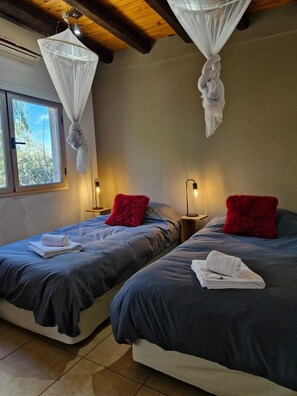 4 bedrooms, iron/ironing board, WiFi, bed sheets