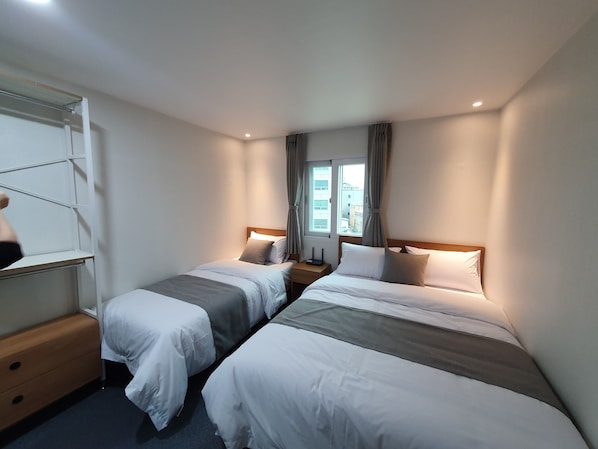 Muebles diferentes, escritorio y espacio para trabajar con laptop