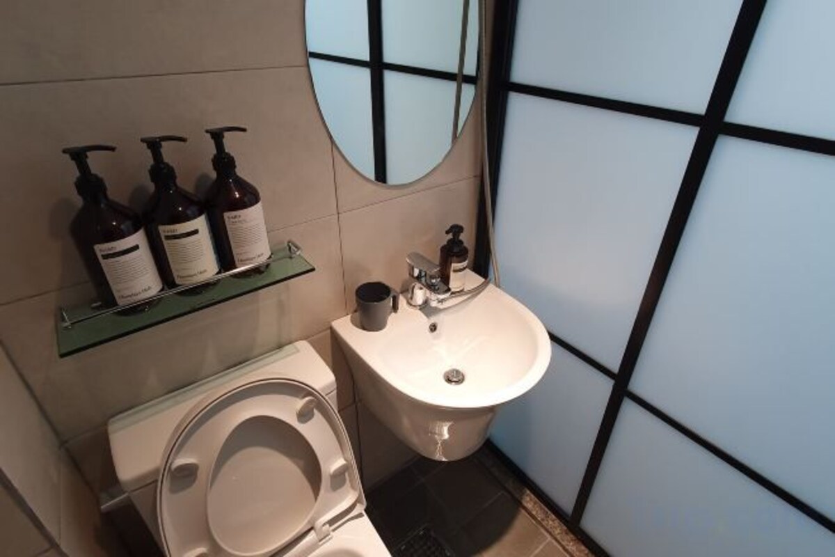 Haartrockner, Hausschuhe, Handtücher, Shampoo