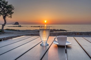 Outdoor dining - MilosWaves Ground Floor Apartment (Kimolos)