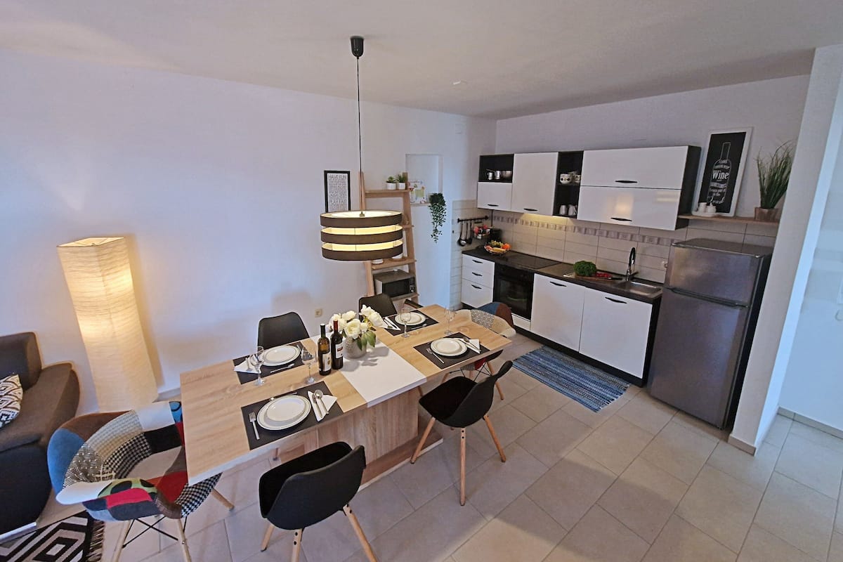 Apartamento família, 3 quartos, terraço, vista para o mar | Área de estar | TV LCD 40 polegadas com canais via satélite