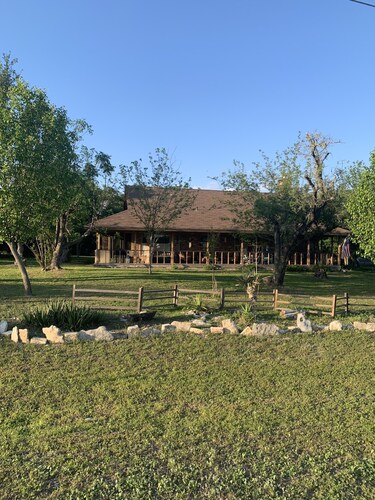 The Live Oak Home: private area with song birds, wildlife and bright stars.