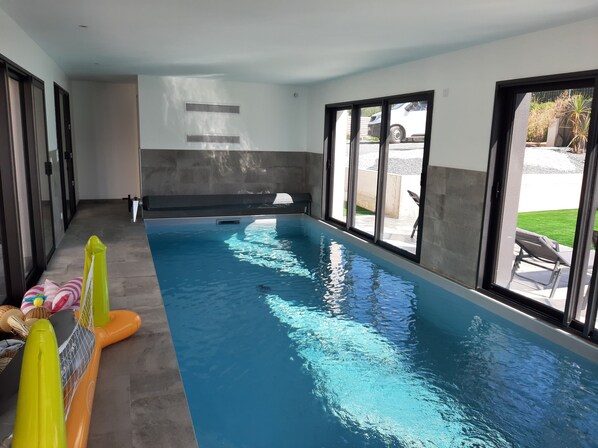 Piscina interna, piscina aquecida