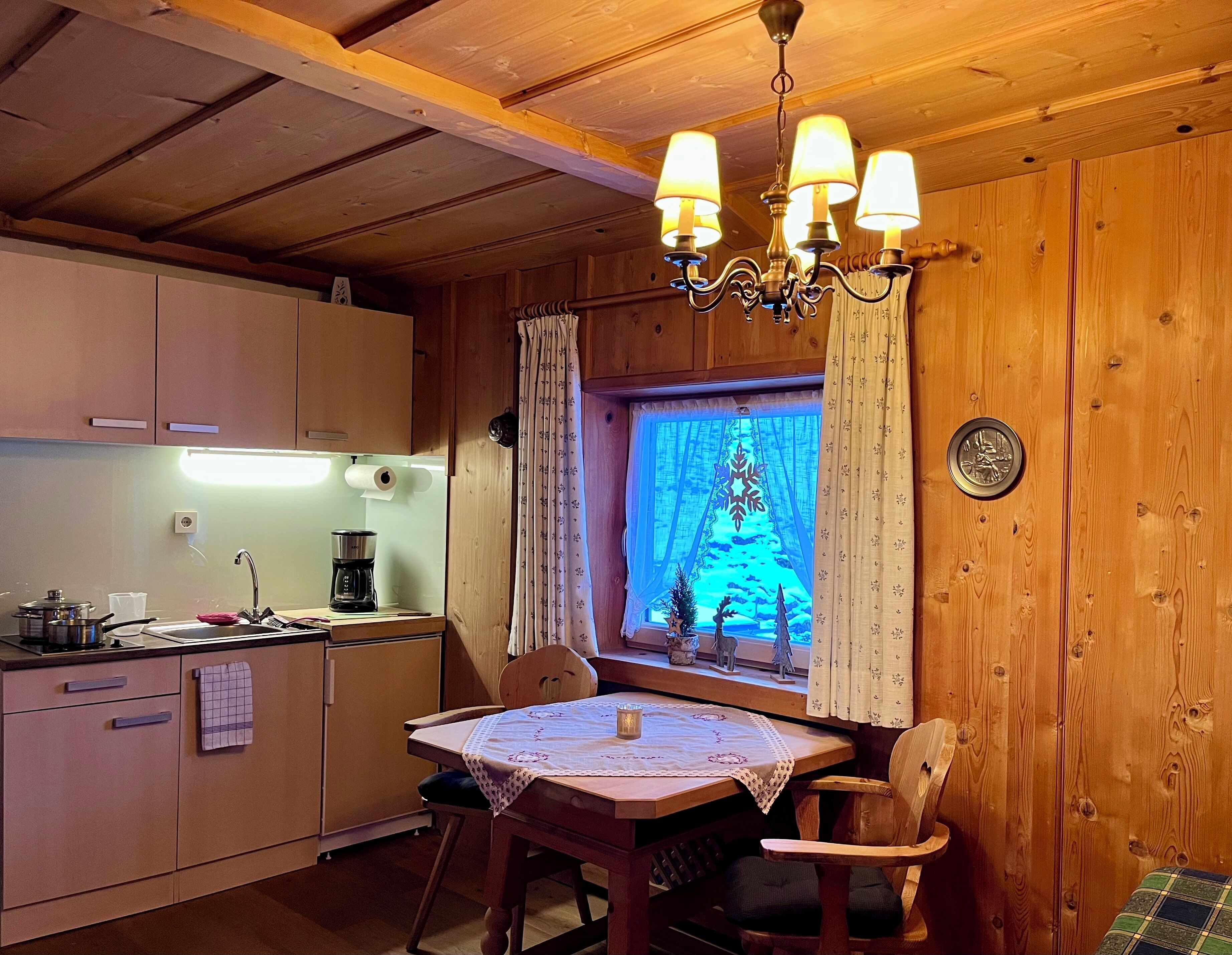 Refrigerador, parrilla de estufa, cafetera y tetera y tetera eléctrica 