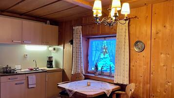 Fridge, stovetop, coffee/tea maker, electric kettle