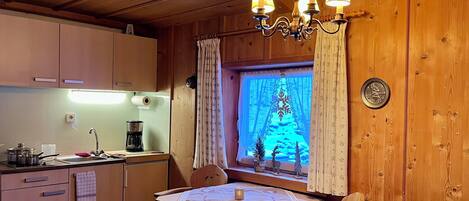 Réfrigérateur, plaque de cuisson, cafetière/bouilloire